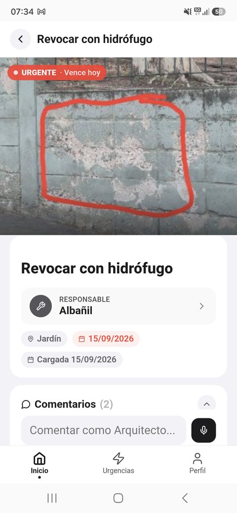 Captura real de la app Fixgo: novedad 'Revocar con hidrófugo', urgente, asignada al albañil